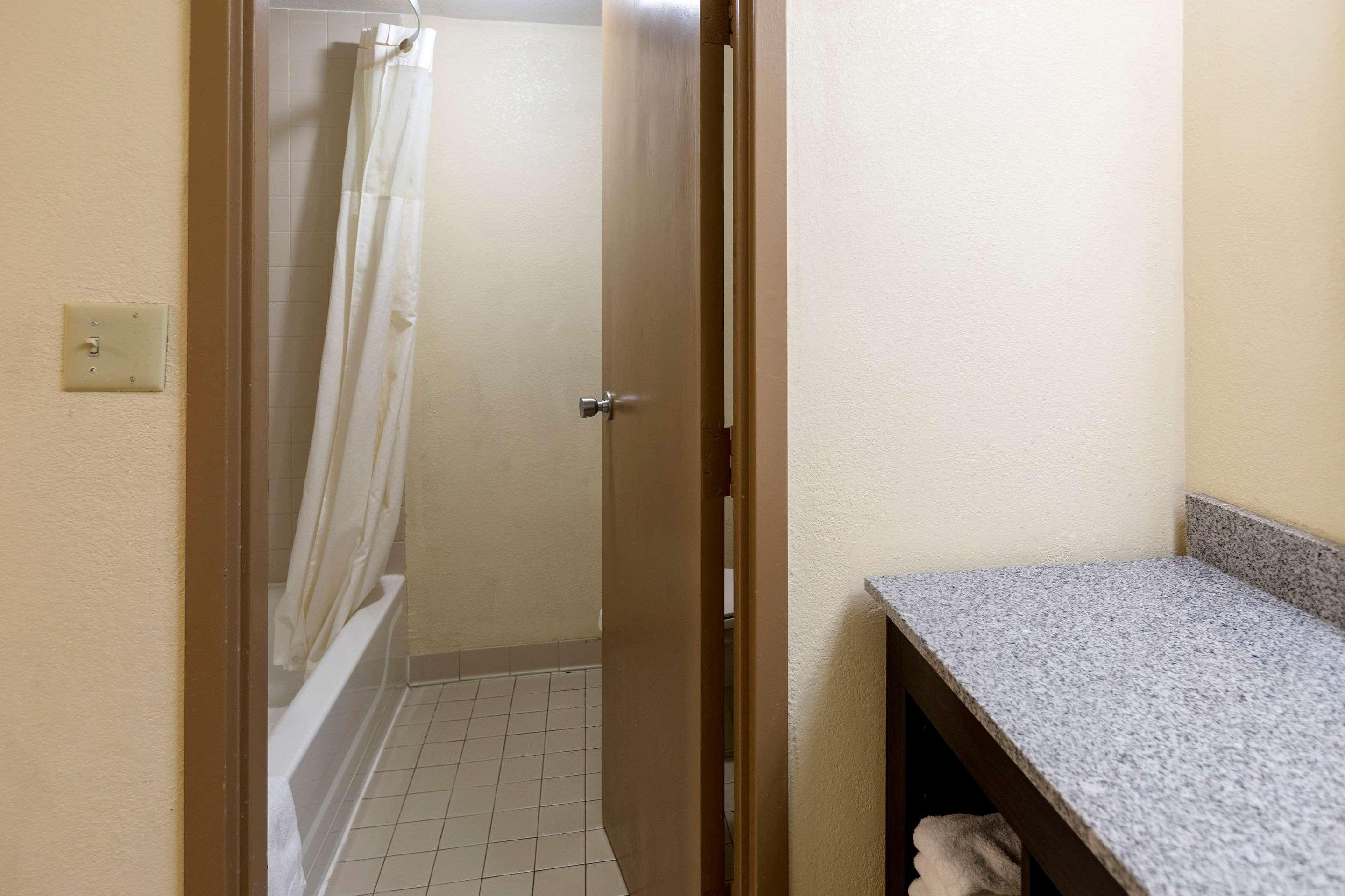 Hotel Clarion Detroit Metro Airport