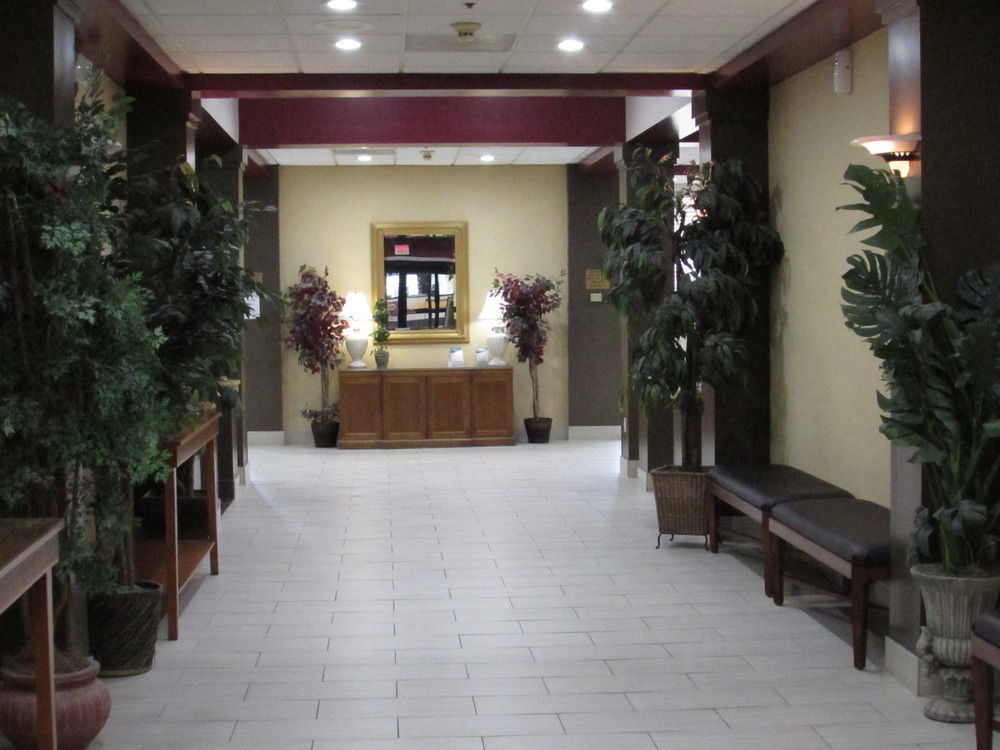 Clarion Detroit Metro Airport Hotel